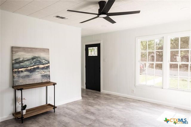 1004 E Buena Vista Avenue, Victoria, TX 77901