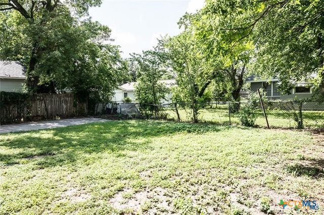 1004 E Buena Vista Avenue, Victoria, TX 77901