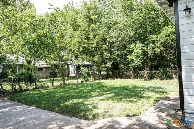 1004 E Buena Vista Avenue, Victoria, TX 77901