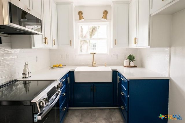 1004 E Buena Vista Avenue, Victoria, TX 77901