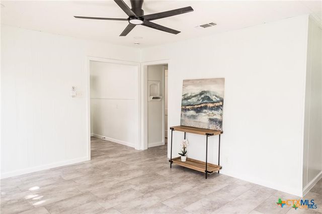 1004 E Buena Vista Avenue, Victoria, TX 77901