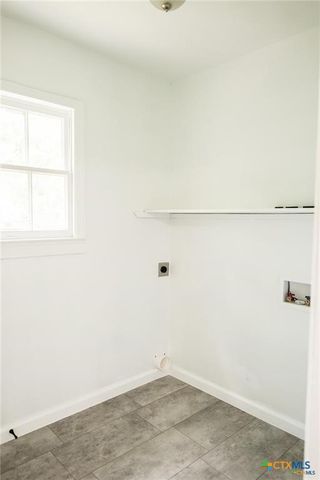 1004 E Buena Vista Avenue, Victoria, TX 77901