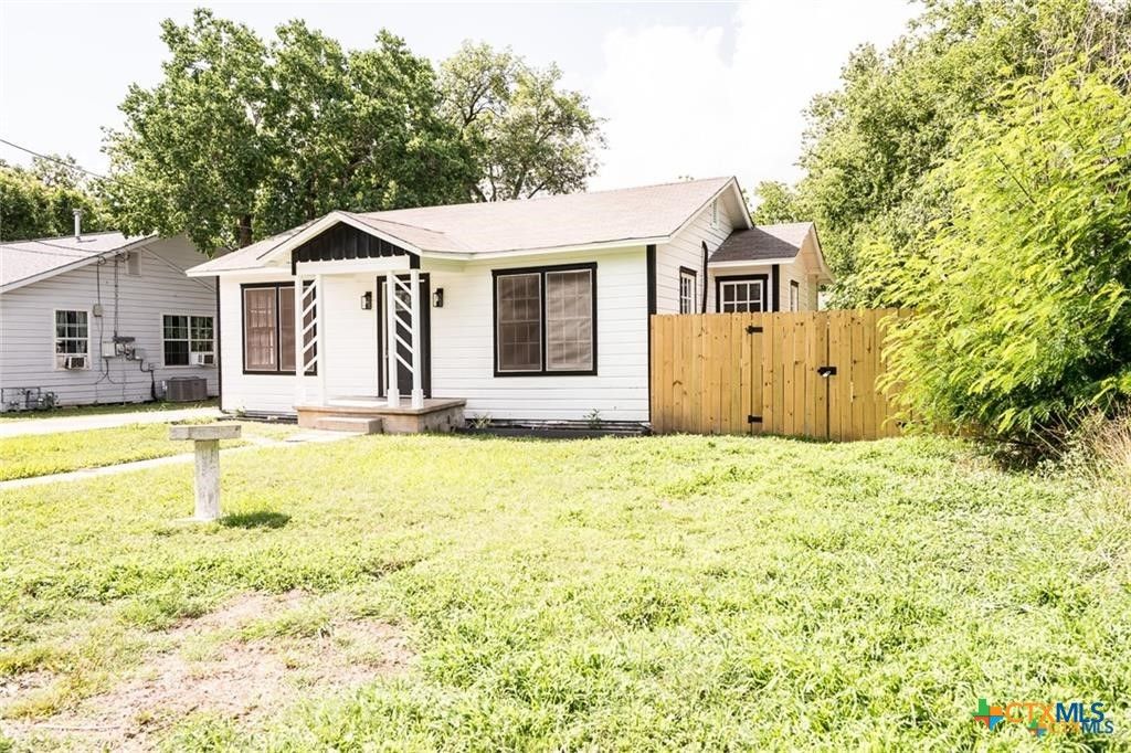 1004 E Buena Vista Avenue, Victoria, TX 77901