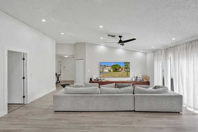 13525 NW 5th Court, Plantation, FL 33325