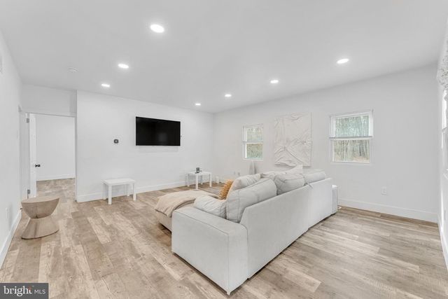 572 ZOE RD, Sicklerville, NJ 08081