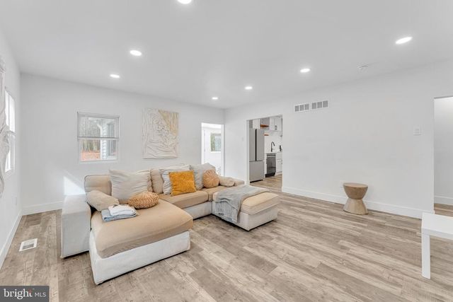 572 ZOE RD, Sicklerville, NJ 08081