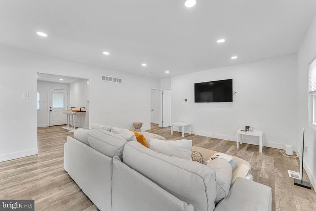 572 ZOE RD, Sicklerville, NJ 08081