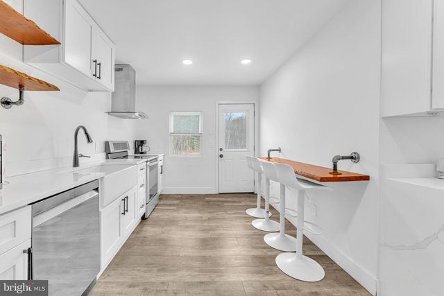 572 ZOE RD, Sicklerville, NJ 08081