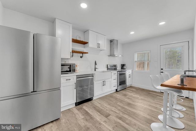 572 ZOE RD, Sicklerville, NJ 08081