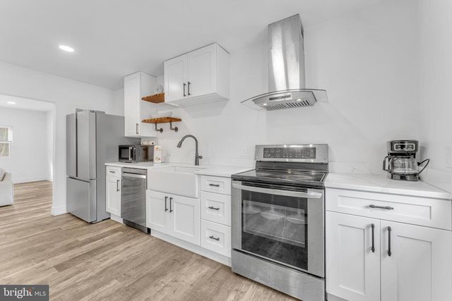 572 ZOE RD, Sicklerville, NJ 08081