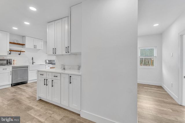 572 ZOE RD, Sicklerville, NJ 08081