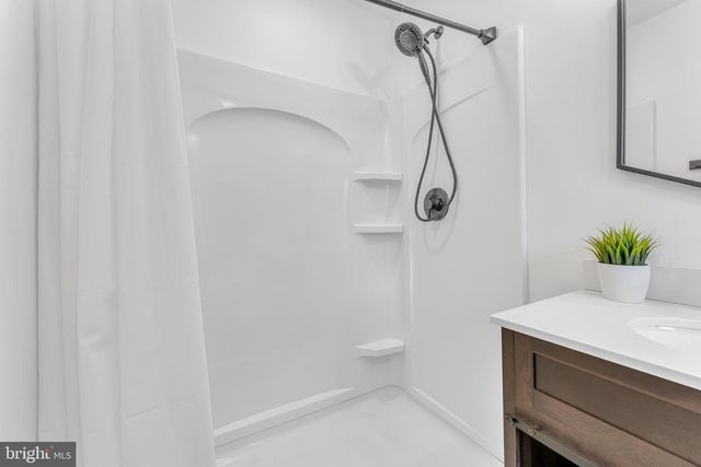 572 ZOE RD, Sicklerville, NJ 08081