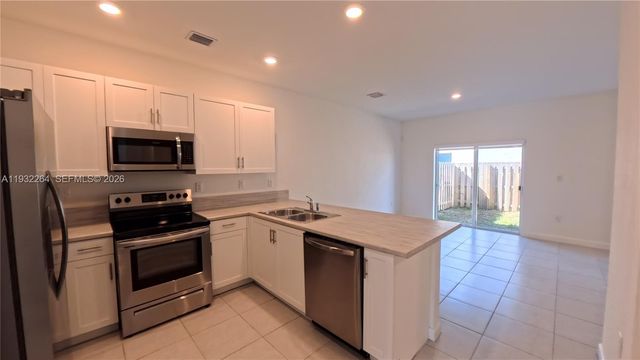 1114 SE 27th Terrace ., Homestead, FL 33035
