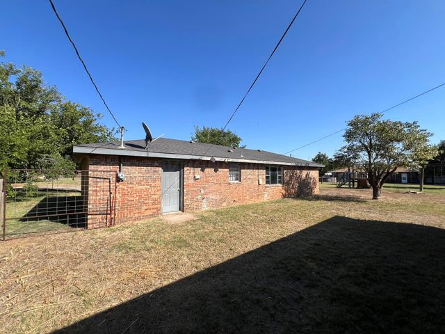 2005 N 20th Street, Memphis, TX 79245