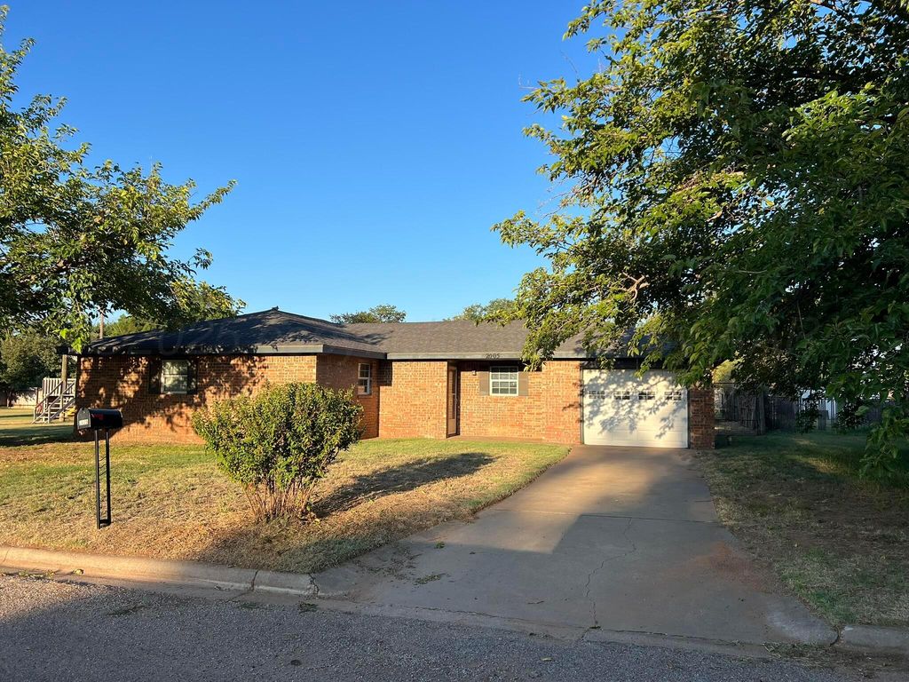 2005 N 20th Street, Memphis, TX 79245