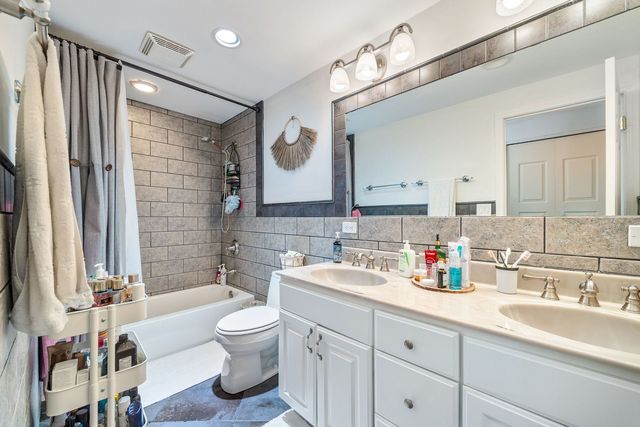 320 Pochet Lane, Schaumburg, IL 60193