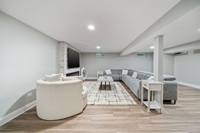 320 Pochet Lane, Schaumburg, IL 60193