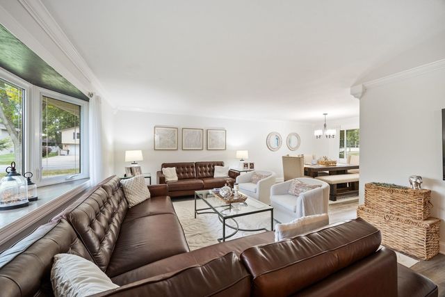 320 Pochet Lane, Schaumburg, IL 60193