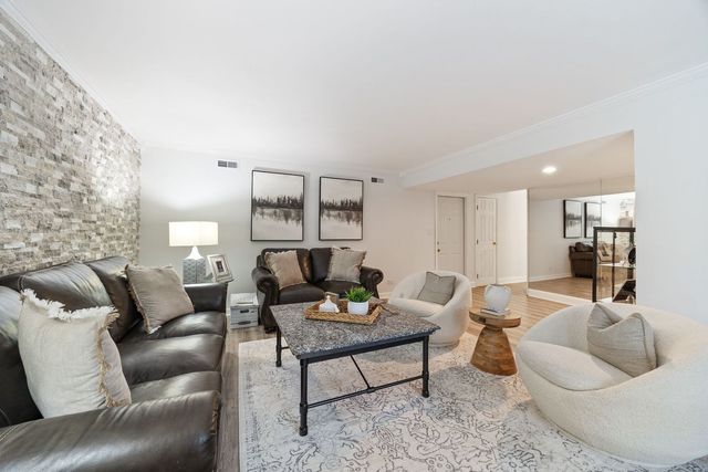 320 Pochet Lane, Schaumburg, IL 60193