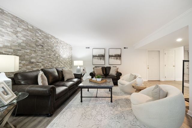 320 Pochet Lane, Schaumburg, IL 60193