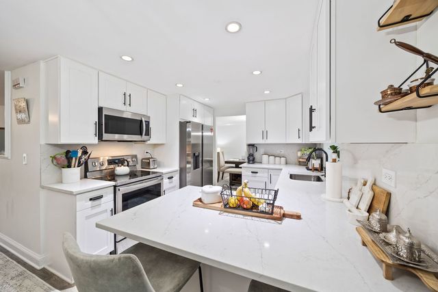 320 Pochet Lane, Schaumburg, IL 60193