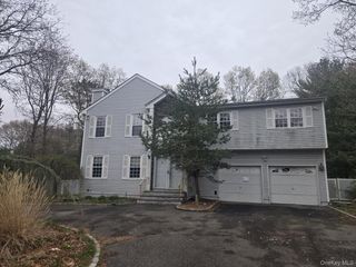 25 Pinecone Lane, Islandia, NY 11749