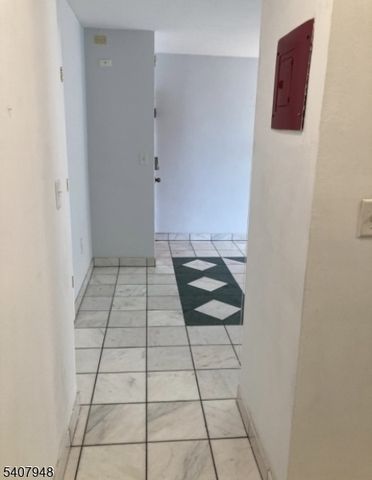 704 N Broad St 2E E, Elizabeth City, NJ 07208