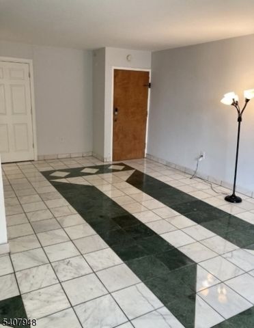 704 N Broad St 2E E, Elizabeth City, NJ 07208