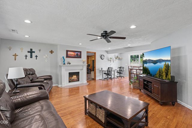 6575 Old Stage Road, Central Point, OR 97502