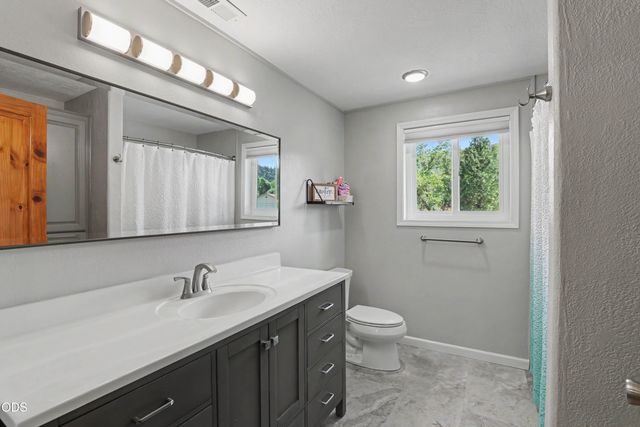 6575 Old Stage Road, Central Point, OR 97502