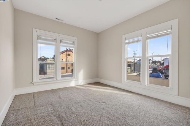 1011 E 11Th St, Oakland, CA 94606