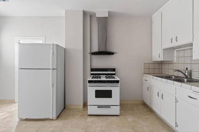 1011 E 11Th St, Oakland, CA 94606