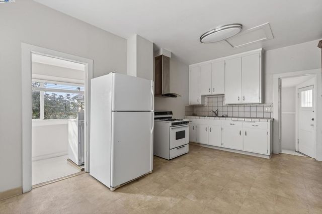 1011 E 11Th St, Oakland, CA 94606