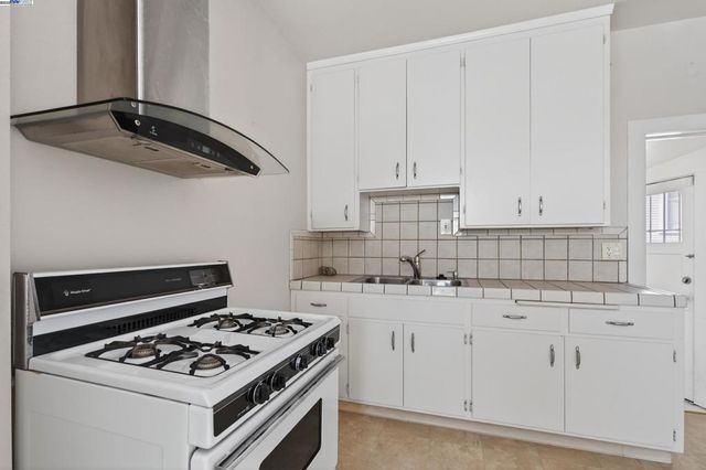 1011 E 11Th St, Oakland, CA 94606