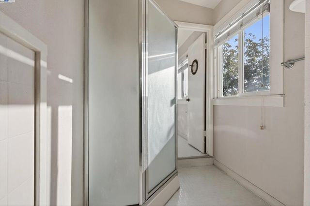 1011 E 11Th St, Oakland, CA 94606