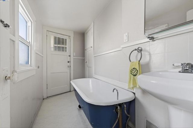 1011 E 11Th St, Oakland, CA 94606