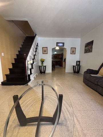 77 Newton St, Holyoke, MA 01040