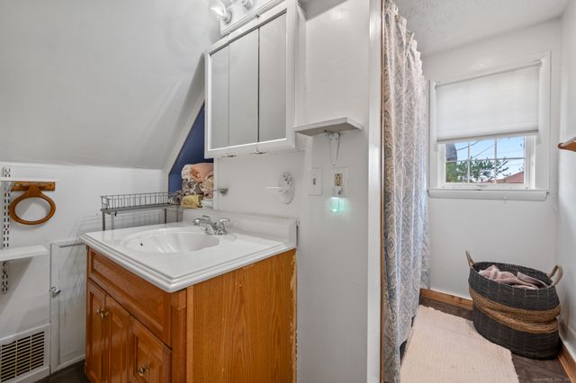 9 Cook Street, Manchester, CT 06040