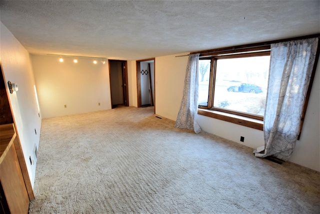 602 Main Avenue N, Roseau, MN 56751