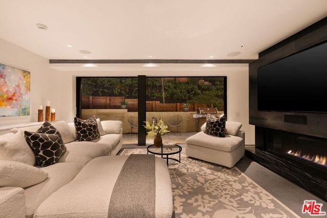 10558 Fontenelle Way, Los Angeles, CA 90077