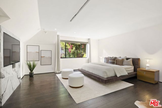 10558 Fontenelle Way, Los Angeles, CA 90077