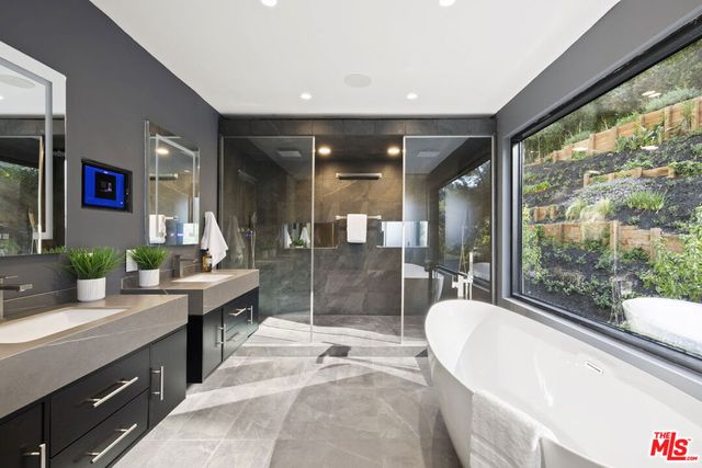 10558 Fontenelle Way, Los Angeles, CA 90077