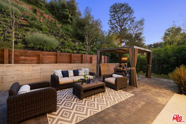 10558 Fontenelle Way, Los Angeles, CA 90077