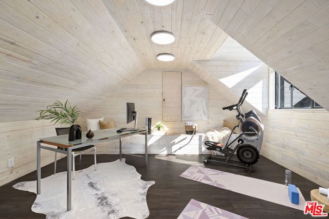 10558 Fontenelle Way, Los Angeles, CA 90077