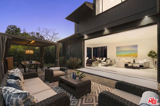 10558 Fontenelle Way, Los Angeles, CA 90077