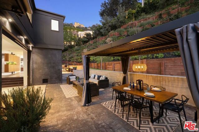 10558 Fontenelle Way, Los Angeles, CA 90077