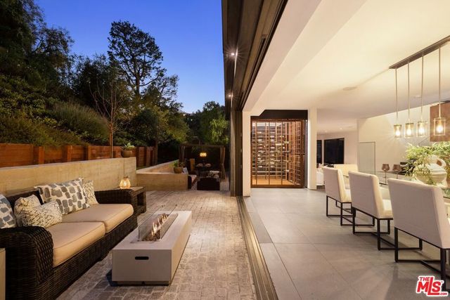 10558 Fontenelle Way, Los Angeles, CA 90077