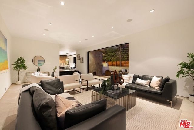 10558 Fontenelle Way, Los Angeles, CA 90077