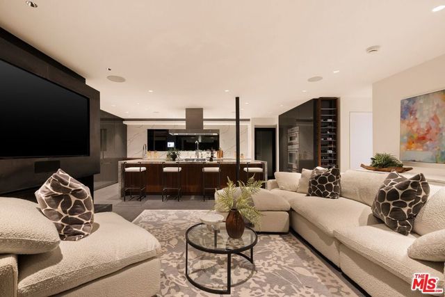 10558 Fontenelle Way, Los Angeles, CA 90077