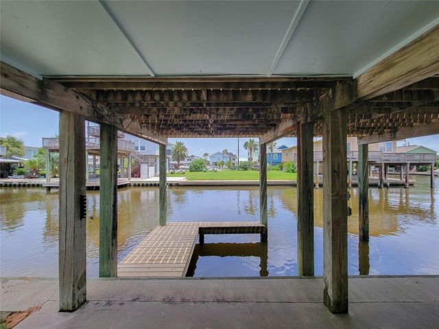 16704 Curlew Road, Jamaica Beach, TX 77554